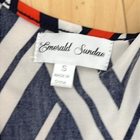 Emerald Sundae summer dress with built in bra. Pretty geometrical pattern size S - Picture 3 of 5